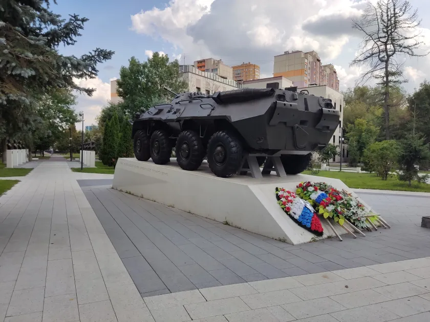 Реутов — памятник БТР-80